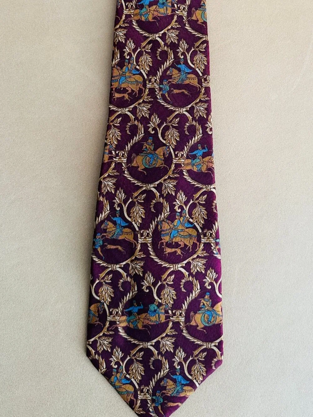 Salvatore Ferragamo Burgundy Medieval Equestrian Hunt Tie 100% Silk Italy 3.25